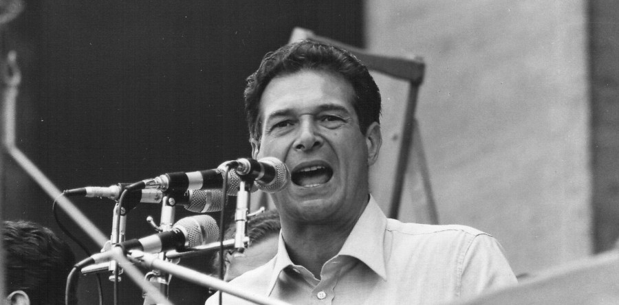 I GAZEBO CGIL IN PIAZZA DANTE CON LA MOSTRA DEDICATA A LAMA